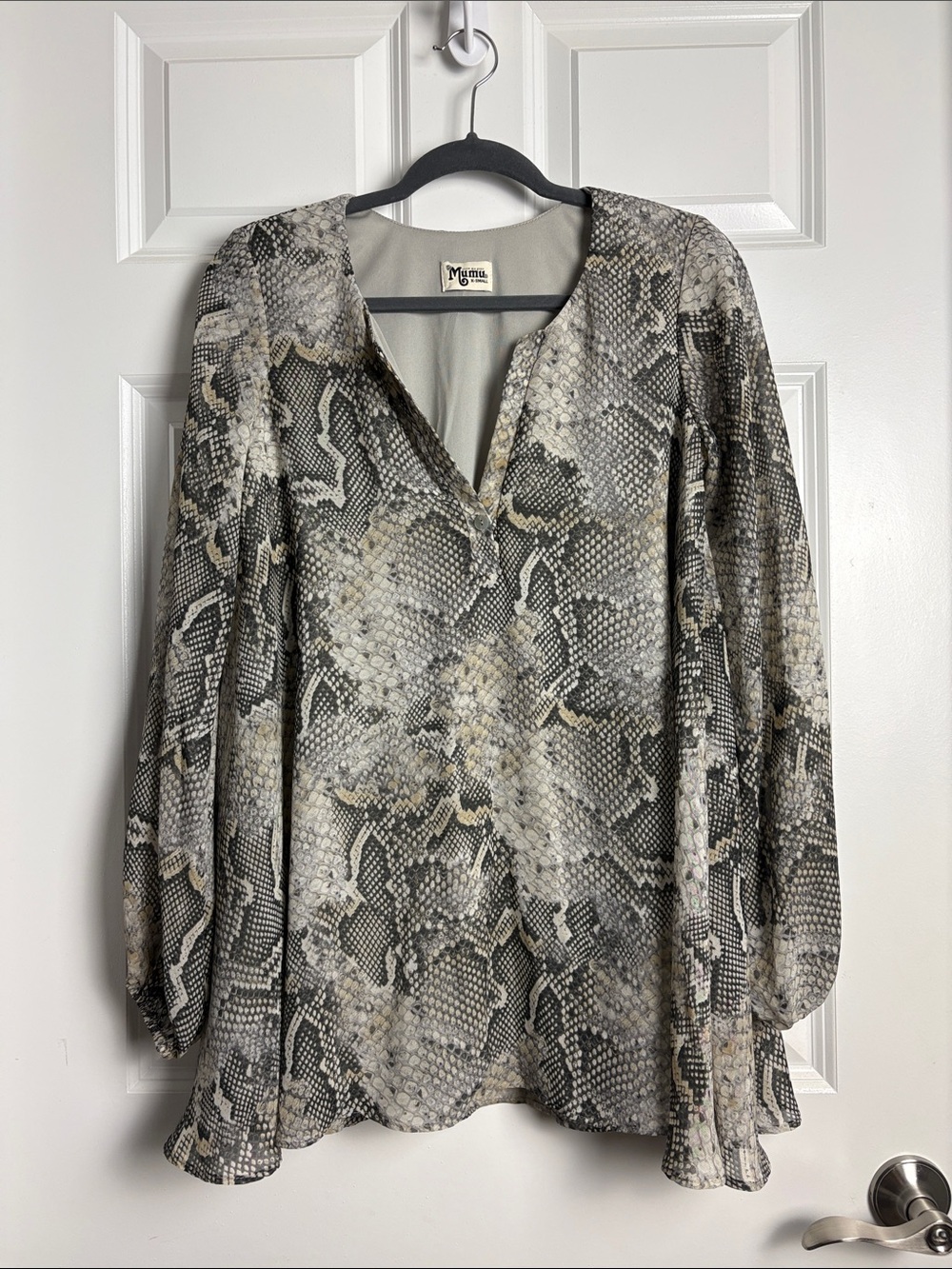 Show me your Mumu Women’s Gray Snakeskin Print V-Neck jelina blouse